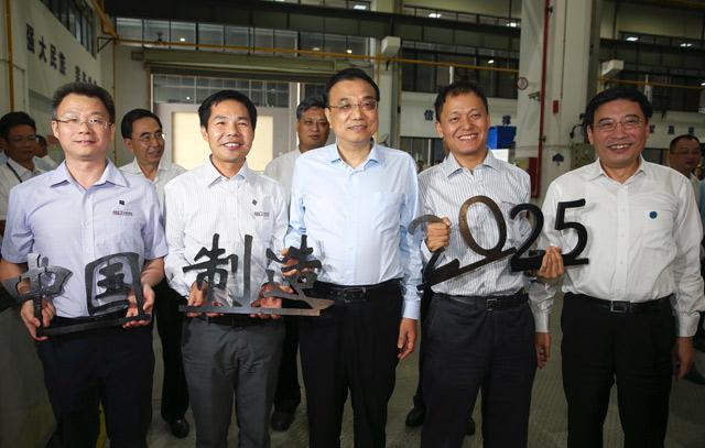 李克强视察ca888亚洲城激光：&ldquo;中国制造2025&rdquo;大有希望，要在你们手上大放光芒